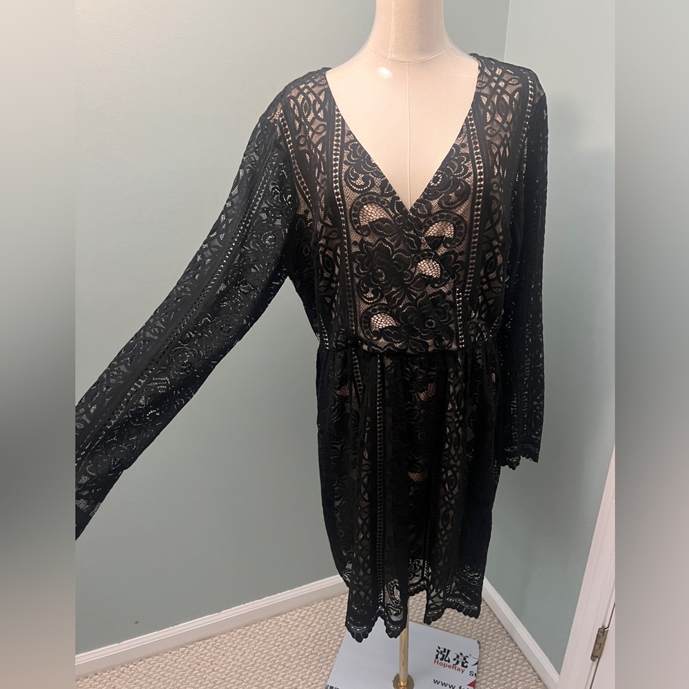 Nude/black dress